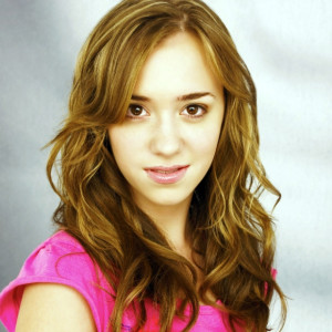 Актёр Андреа Боуэн в роли Джули Майер