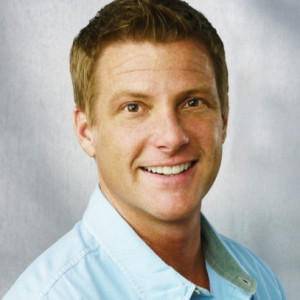 Актёр Даг Сэвант в роли Том Скаво