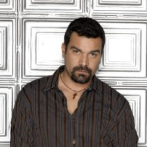 Актёр Рикардо Чавира в роли Карлос Солис